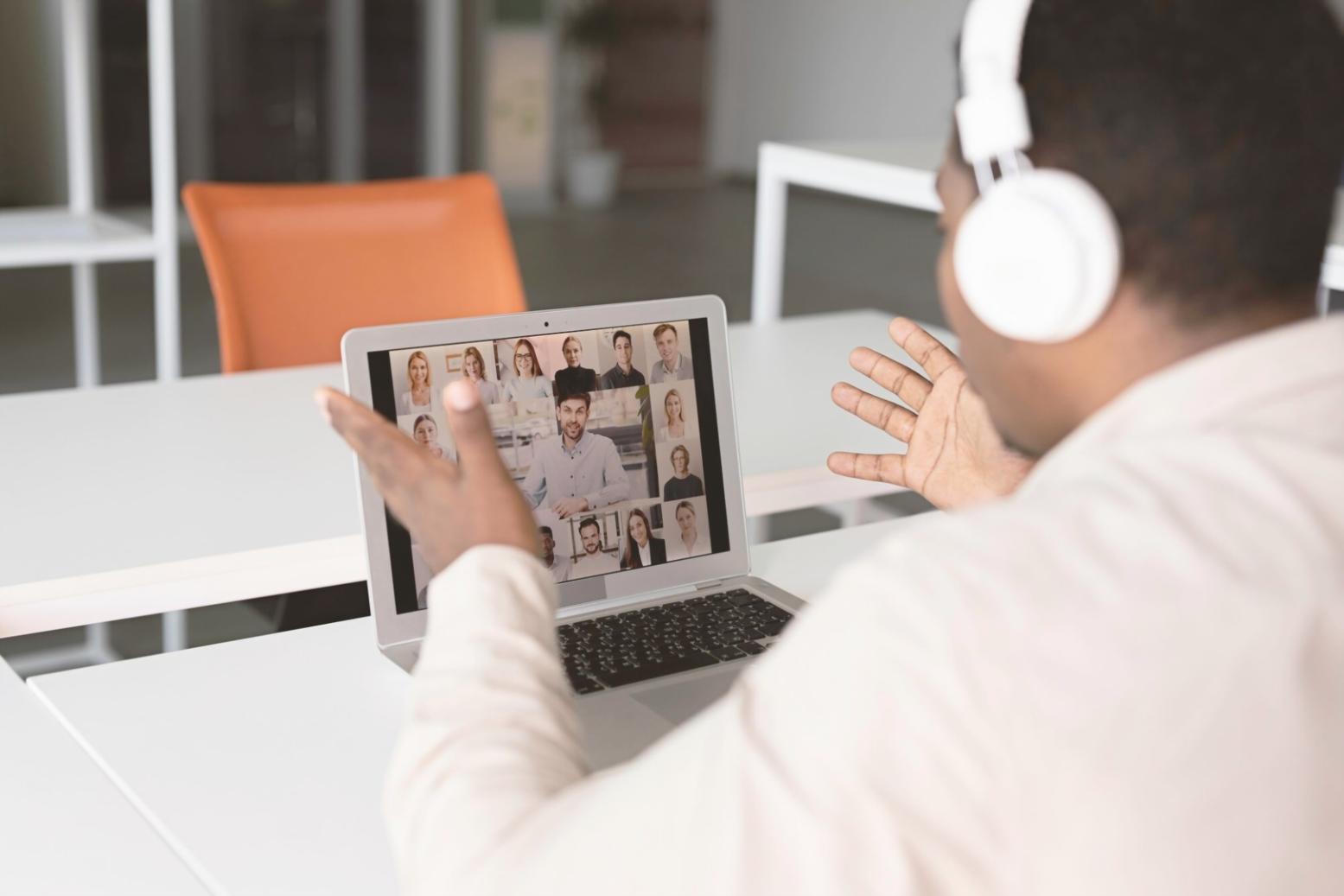 Analyse financière personnalisée avec documents et graphiques