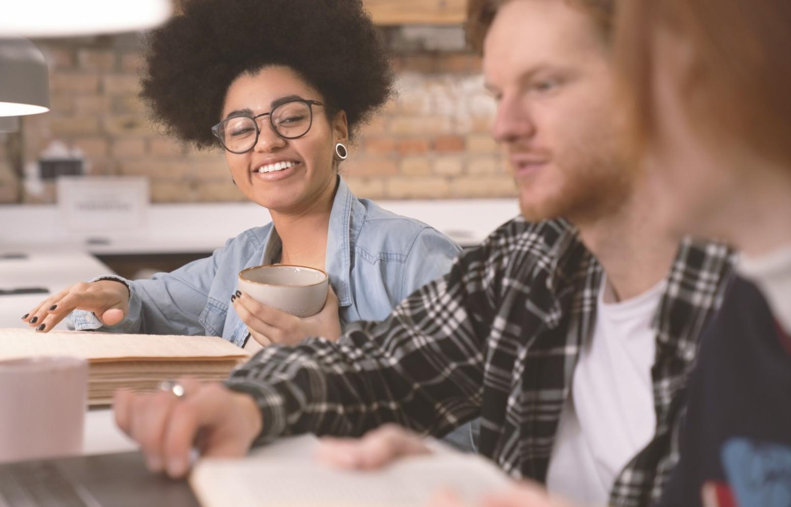 Espace de travail avec documents financiers et ordinateur portable montrant des analyses de revenus